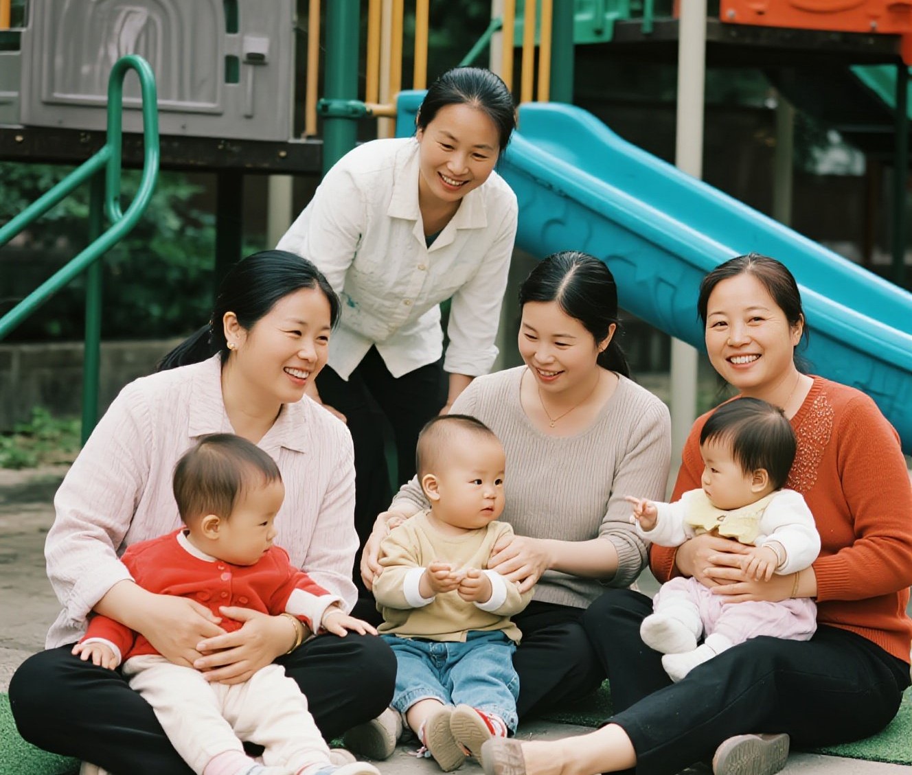 宝宝在一起玩耍